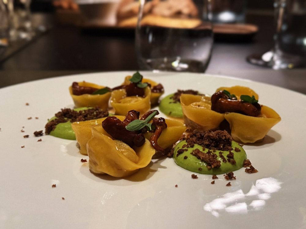Raviolo con coniglio e gialletti © Fermata Spettacolo
