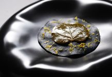 Raviolo aperto al nero di seppia con ragù di polpo © COB