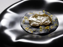 Raviolo aperto al nero di seppia con ragù di polpo © COB