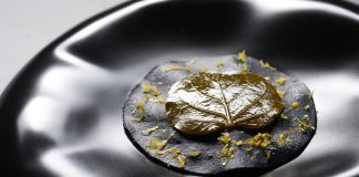 Raviolo aperto al nero di seppia con ragù di polpo © COB