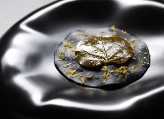 Raviolo aperto al nero di seppia con ragù di polpo © COB