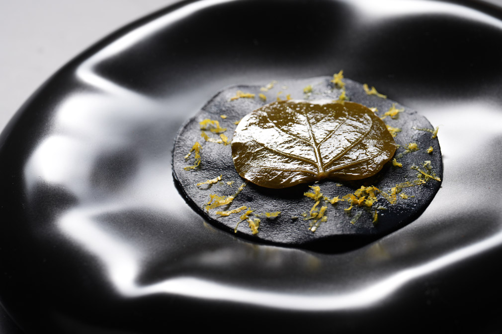 Raviolo aperto al nero di seppia con ragù di polpo © COB