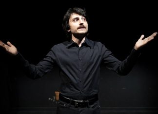 Processo a Matteotti: luce su nero, un pezzo d’artista firmato Blasioli Alessandro Blasioli in "Processo a Matteotti" in scena per la rassegna In tutti i sensi a Palazzo Merulana il 17 ottobre 2025 (ph Manuela Giusto)