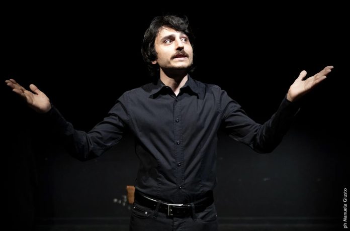 Alessandro Blasioli in "Processo a Matteotti" in scena per la rassegna In tutti i sensi a Palazzo Merulana il 17 ottobre 2025 (ph Manuela Giusto) Alessandro Blasioli in "Processo a Matteotti" in scena per la rassegna In tutti i sensi a Palazzo Merulana il 17 ottobre 2025 (ph Manuela Giusto)
