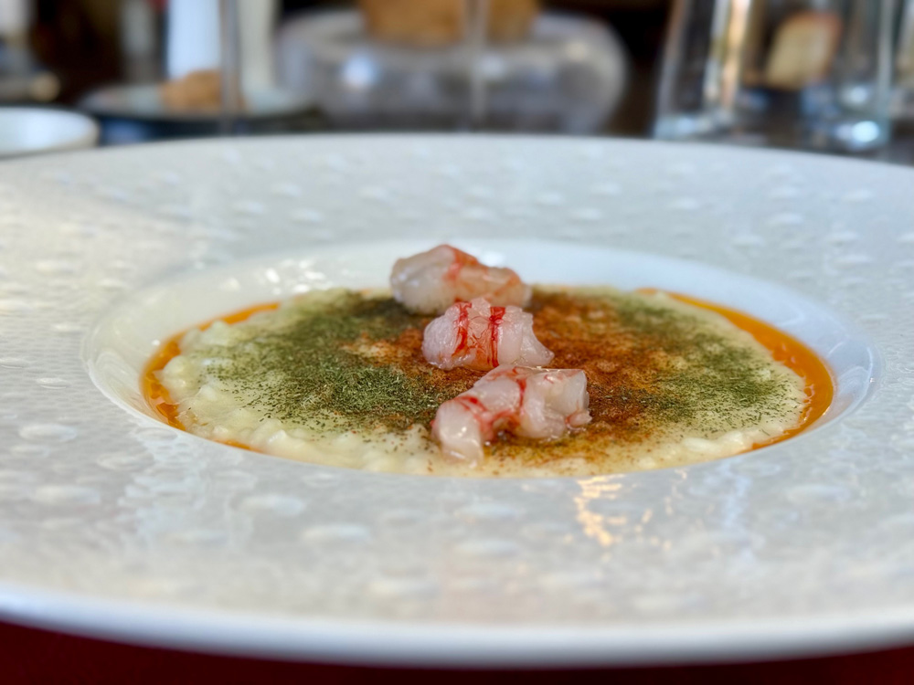 Risotto aglio, olio e ‘nduja con gamberi rossi di Mazara del Vallo © Fermata Spettacolo