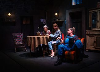 Misurare il salto delle rane: tre donne di fronte all’abisso Misurare il salto delle rane ph Simone Infantino