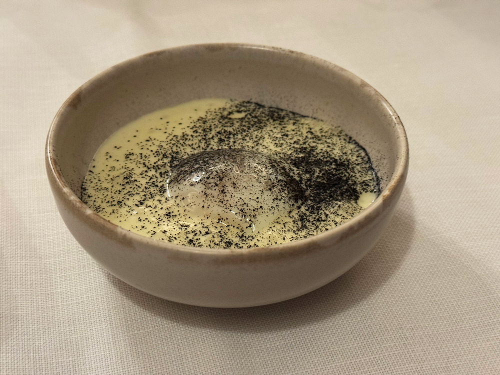 Uovo pochè con spuma di patate, polvere di cipolla e mela cotogna © Fermata Spettacolo