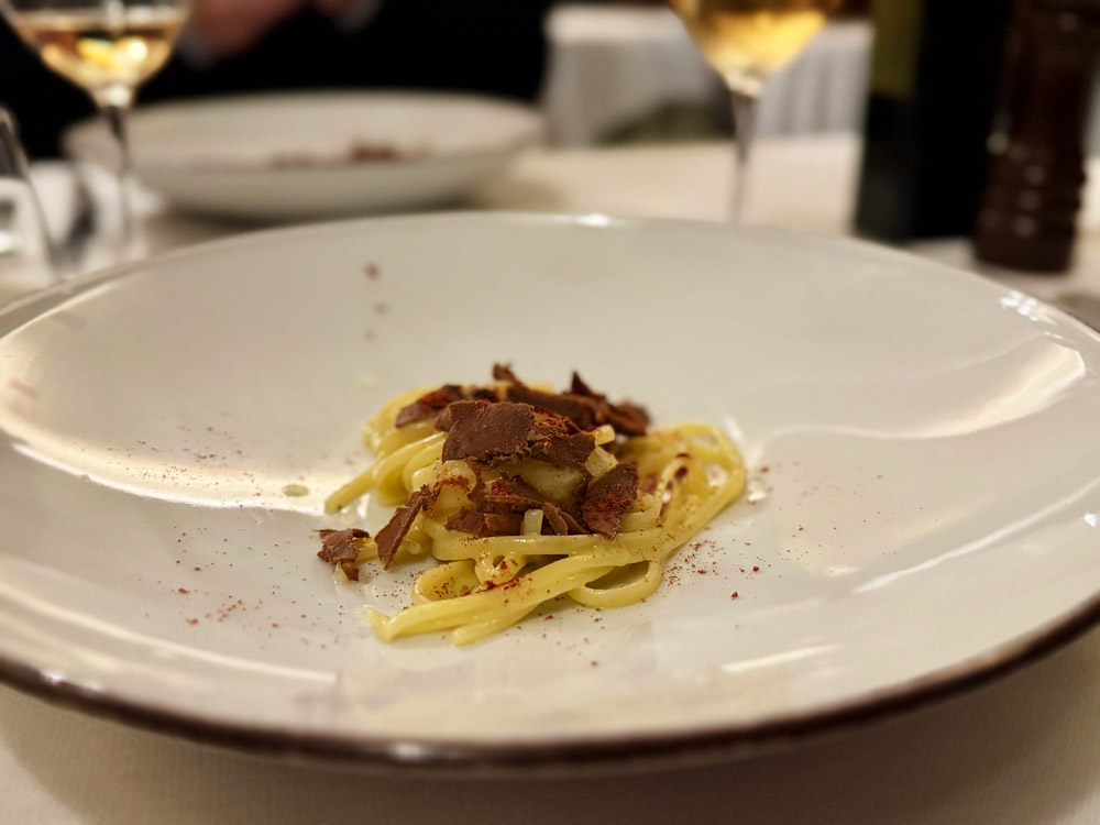 Tagliolini al burro aromatizzato al pino, con bottarga di tonno e polvere di lamponi © Fermata Spettacolo