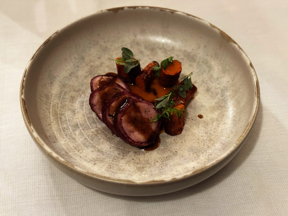 Coniglio disossato farcito con fegato, mirtillo e prosciutto, con salsa di carote e carote arrostite © Fermata Spettacolo