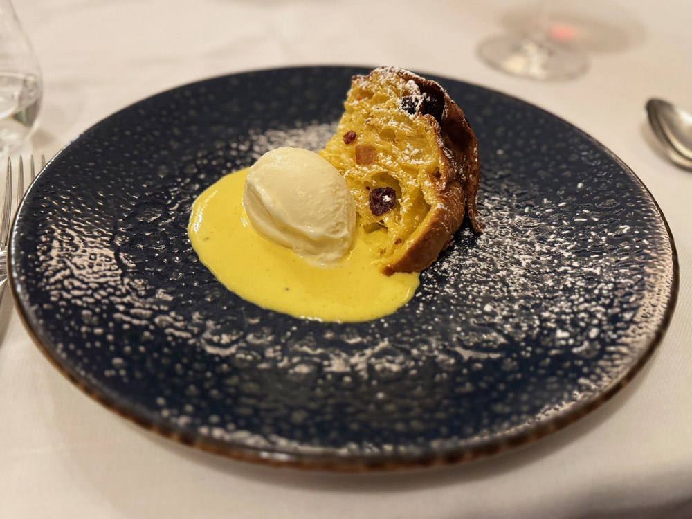 panettone della casa con gelato e crema alla vaniglia © Fermata Spettacolo
