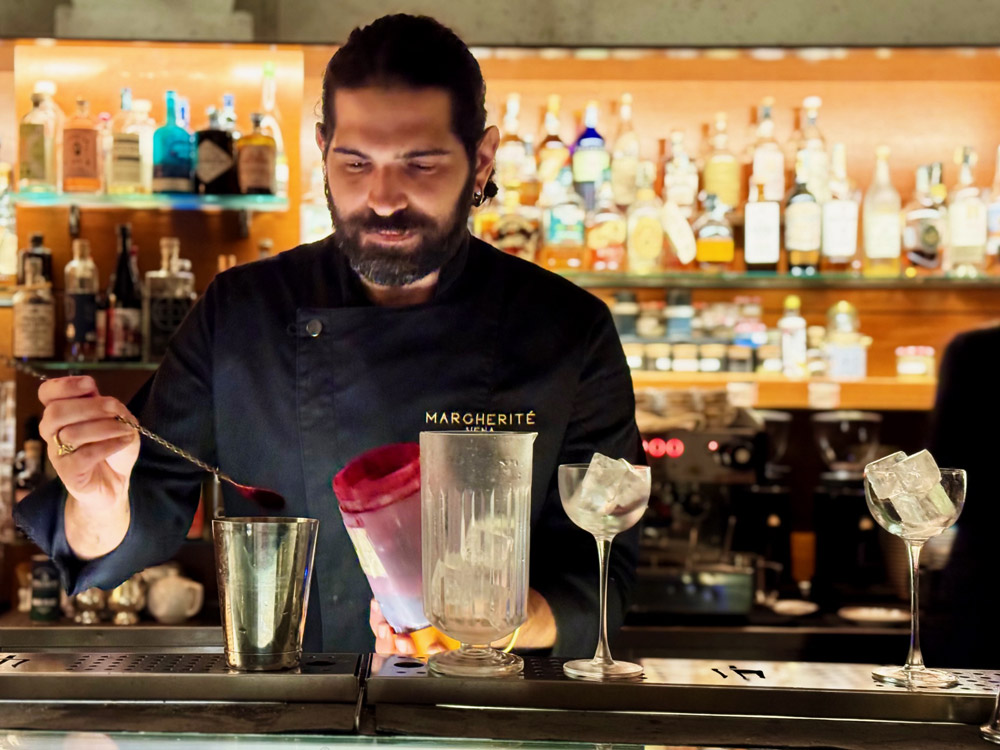 Il barman Francesco © Fermata Spettacolo