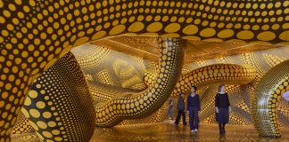 Installation view «Yayoi Kusama», Fondation Beyeler, Riehen/Basel, 2025 Infinity Mirrored Room – Illusion Inside the Heart, 2025 © YAYOI KUSAMA Photo: Mark Niedermann