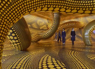 Installation view «Yayoi Kusama», Fondation Beyeler, Riehen/Basel, 2025 Infinity Mirrored Room – Illusion Inside the Heart, 2025 © YAYOI KUSAMA Photo: Mark Niedermann