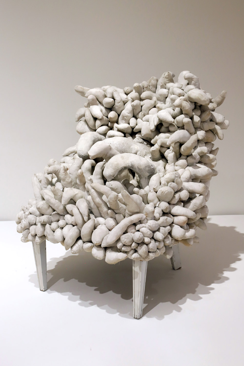 Yayoi KusamaUntitled (Chair), 1963Sedia, stoffa cucita e imbottita e pittura, 81 x 93 x 92 cmCollection of the artist © YAYOI KUSAMA