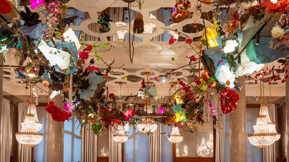 Installazione sospesa firmata Gerda Steiner & Jörg Lenzlinger © Grand Hotel Les Trois Rois