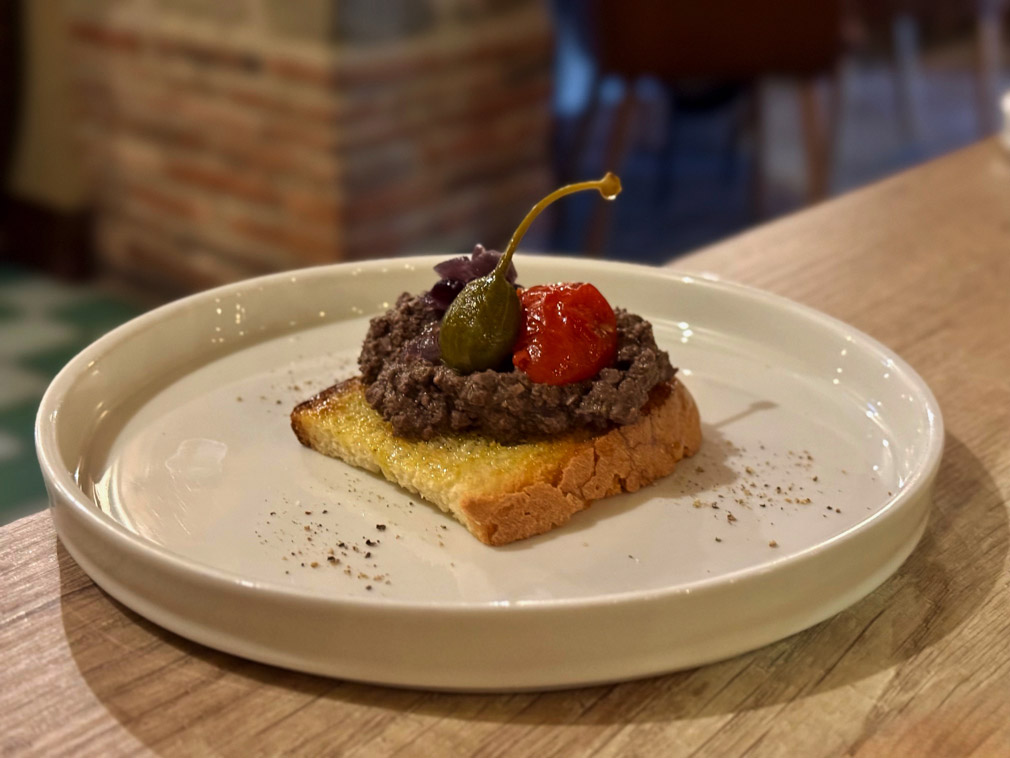 Crostino con fegatino e cappero in fiore © Fermata Spettacolo