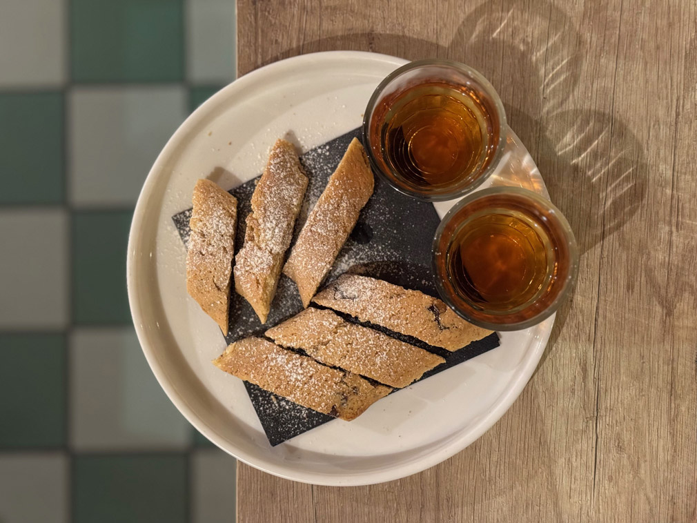 Cantuccini fatti in casa e vinsanto © Fermata Spettacolo