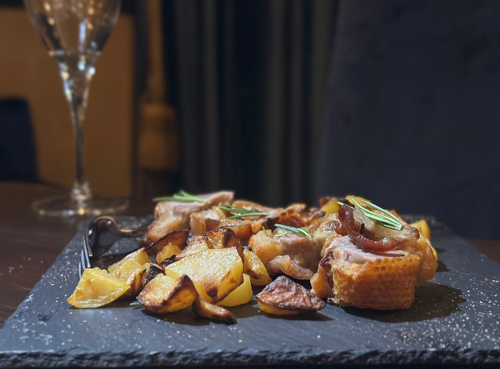Maialino in crosta con patate © Fermata Spettacolo