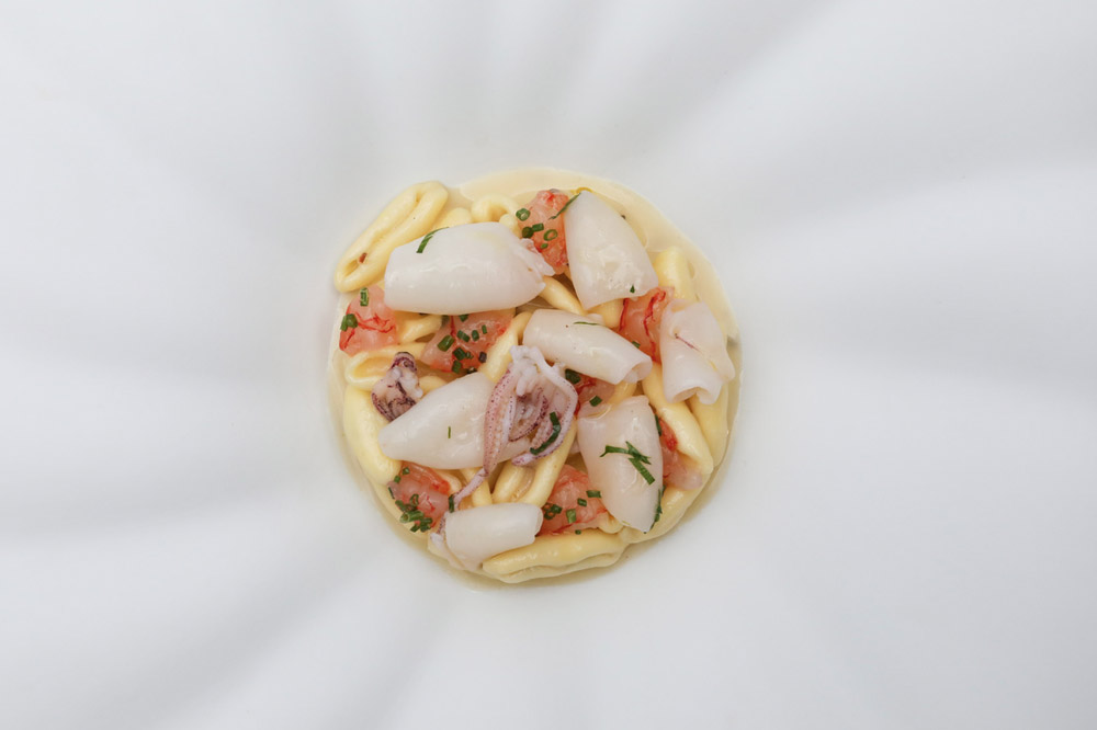 Cavatelli cacio e pepe con gamberi rossi e calamaretti spillo marinati ph Salotto Portinari Bistrot
