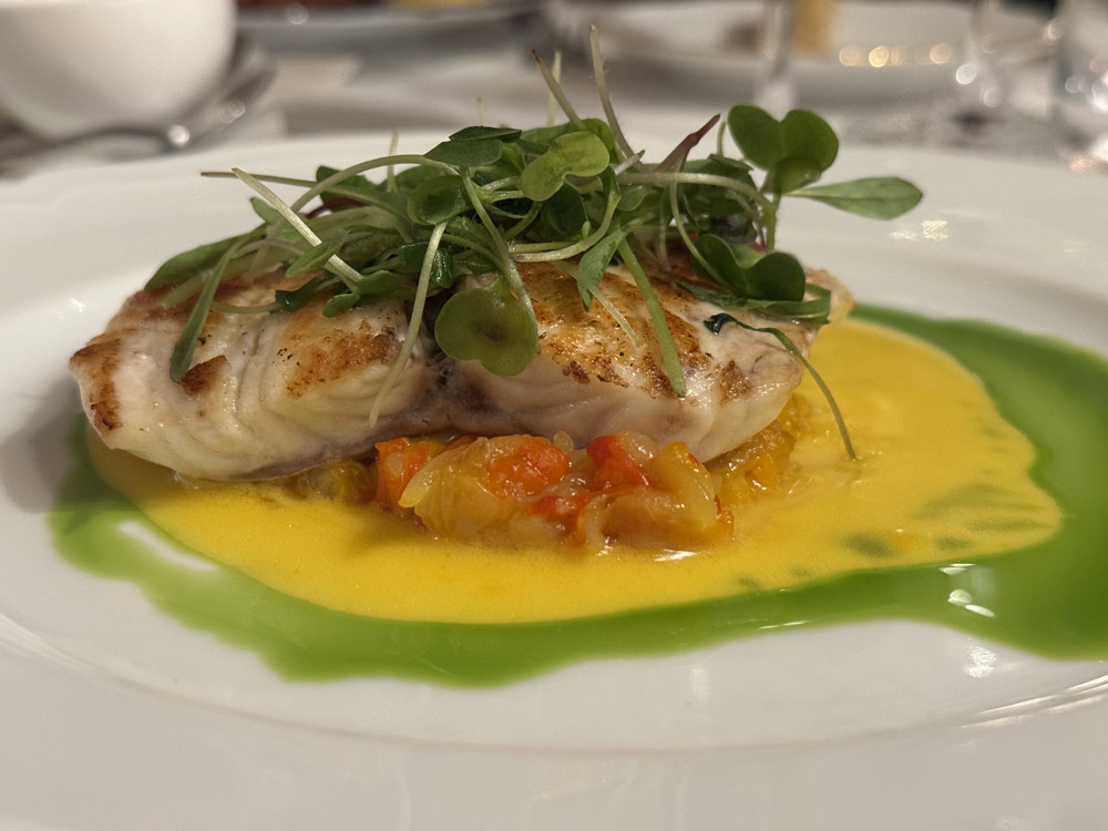 Filetto di branzino scottato con ciambotta lucana e salsa allo zafferano © Fermata Spettacolo