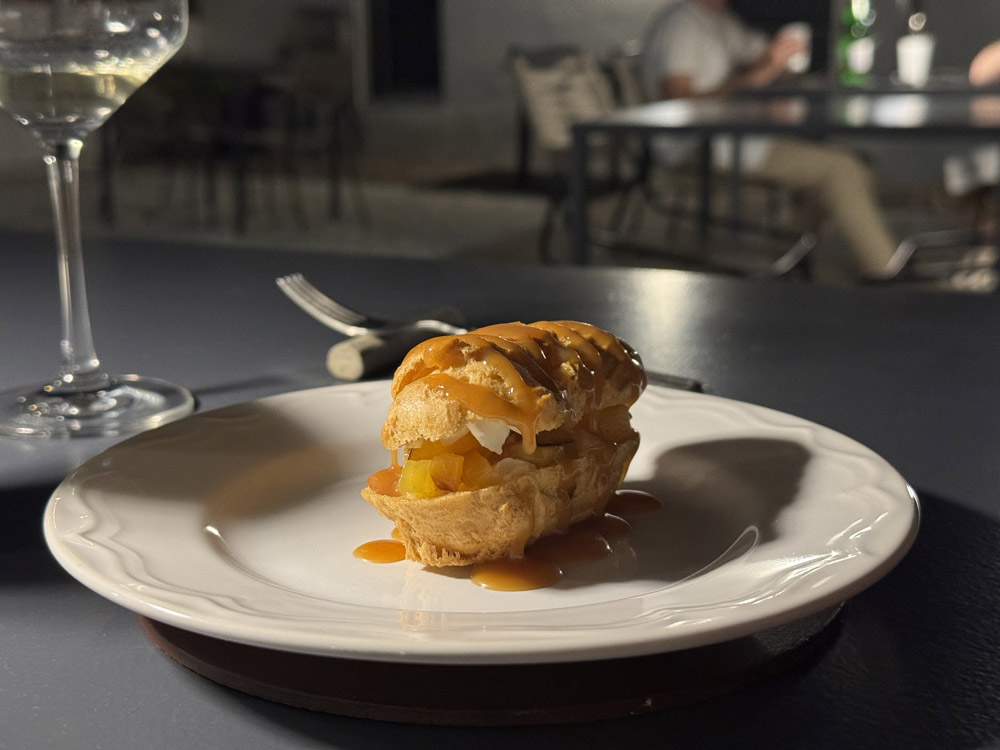 éclair con pesca, panna e caramello salato © Fermata Spettacolo