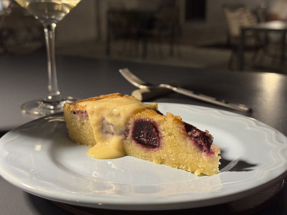 Crostata frangipane alle mandorle con ciliegie marinate e lemon curd © Fermata Spettacolo