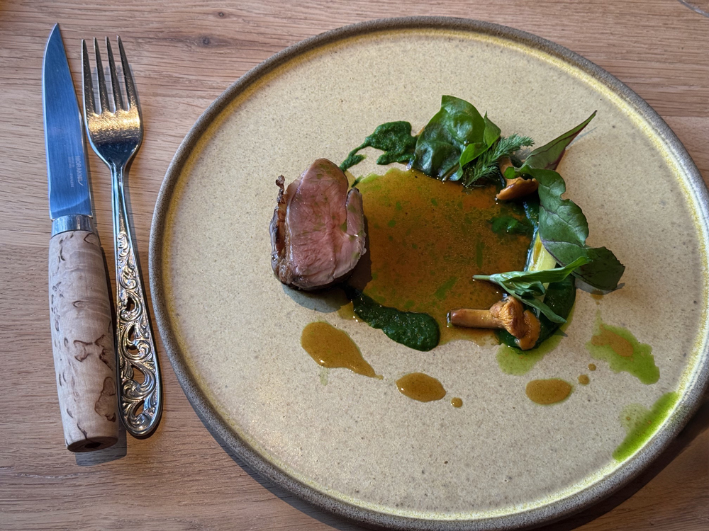 Agnello e foglie verdi © Fermata Spettacolo