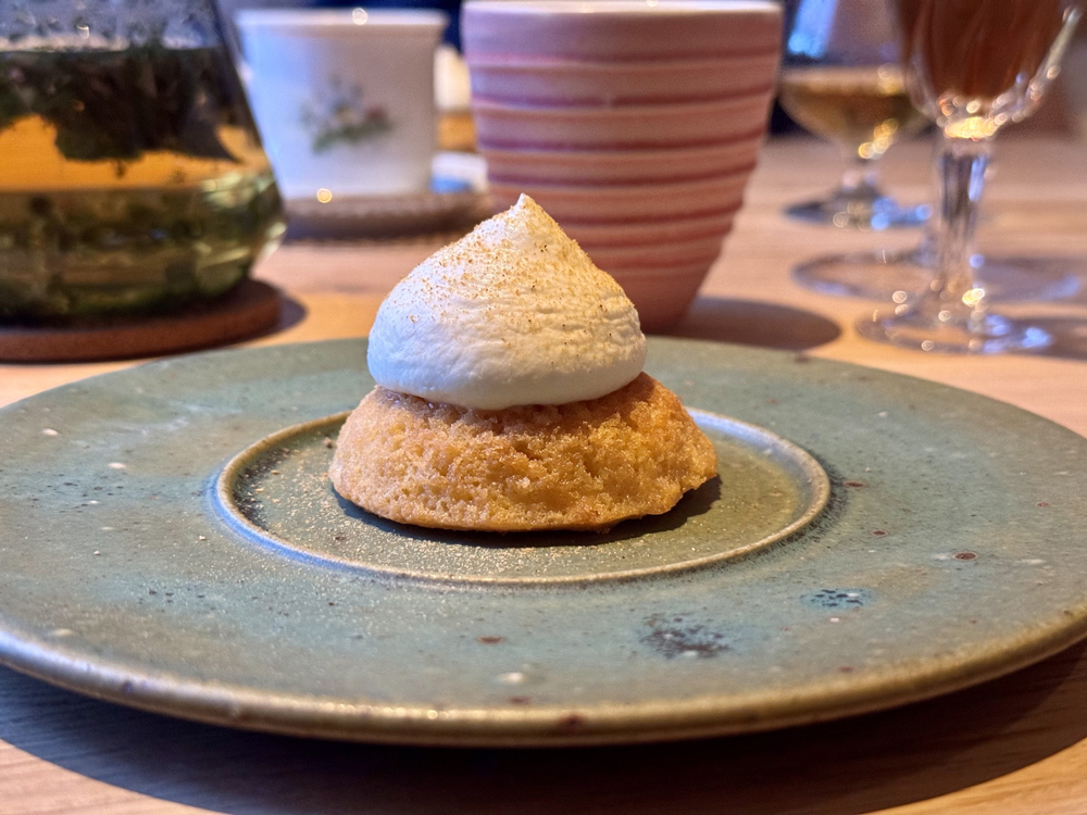 Pound cake con cloudberries e cerfoglio dolce © Fermata Spettacolo