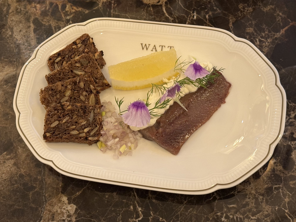 Matjesild, rugbrød e Jersey rømme © Fermata Spettacolo