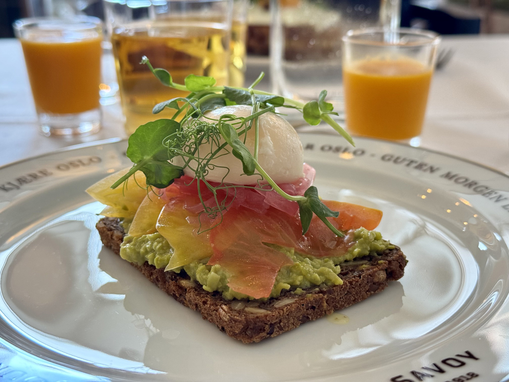 Open Sandwich with Poached Egg © Fermata Spettacolo