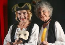 Libertino dalla testa ai piedi in Erotico Veneziano di e con Lucia Poli Beatrice Gregorini e Renata Zamengo in Erotico Veneziano